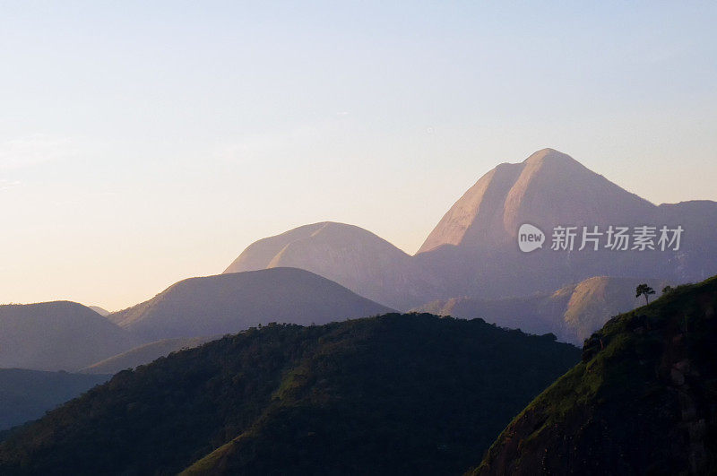 绿色的山丘-雨林- Petrópolis山-山的剪影